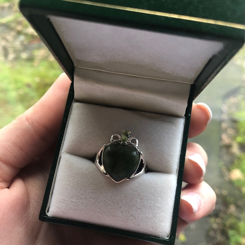 NWT Connemara Marble Claddagh Peridot Ring